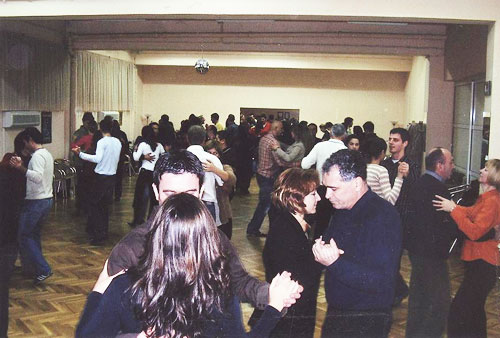 Puna plesna dvorana Plesne škole Samba — parovi plešu na plesnjaku